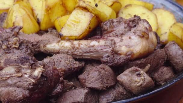 Heerlijk vlees met aardappelen in specerijen — Stockvideo