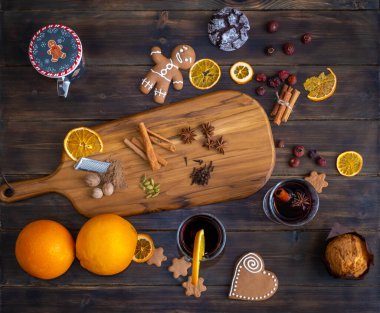 Noel tatlısı ve içecekleri baharatların etrafında