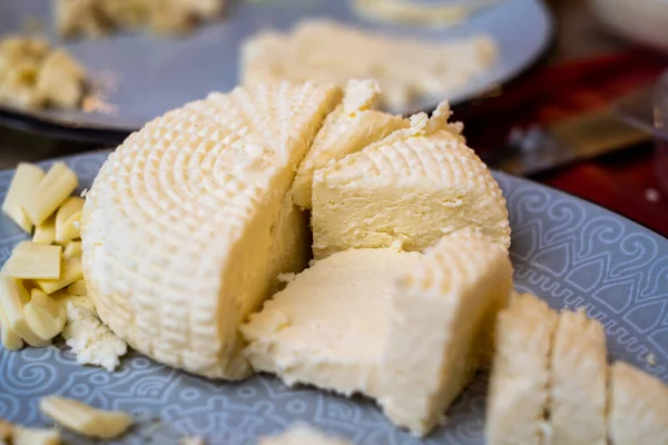 Prato com delicioso queijo mole — Fotografia de Stock