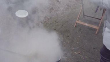 Kırsal kesimde insanlara güveç servis eden ekin aşçısı.