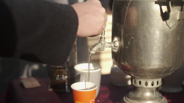 Persona de la cosecha elaborando té en samovar — Vídeos de Stock