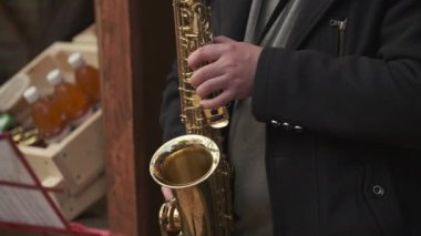 Semaverde çay demleyen mahsul insan.