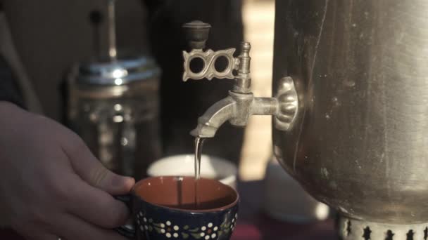 Persona de la cosecha elaborando té en samovar — Vídeos de Stock