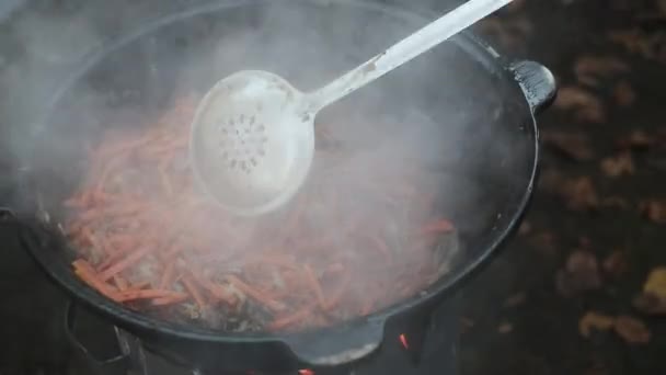 카 잔에서 필 라프 요리를 하는 육식조 — 비디오
