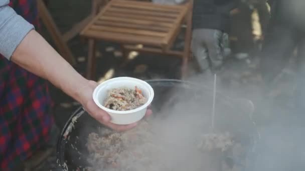 Chef anônimo servindo pilaf para amigo — Vídeo de Stock