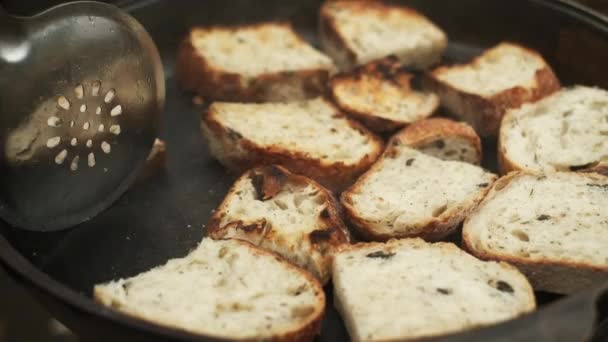 Küchenchef kocht Croutons auf Pfanne — Stockvideo