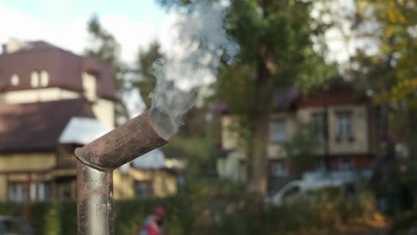 Σωλήνας με καπνό στο χωριό — Αρχείο Βίντεο