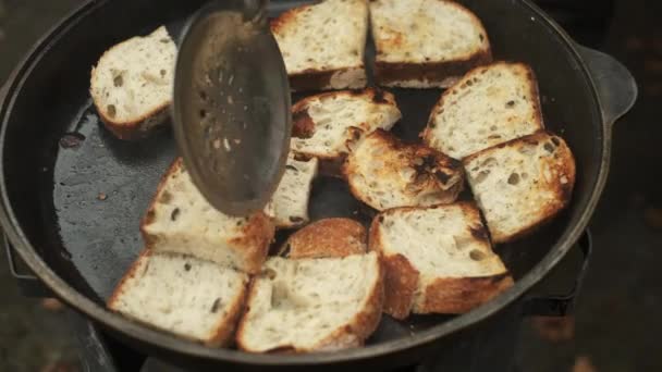 Küchenchef kocht Croutons auf Pfanne — Stockvideo