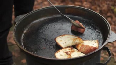 Ekin şefi tavada kızarmış ekmek pişiriyor.