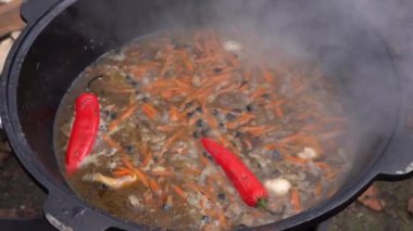 Geleneksel pilav için sebzeli sıcak buharlı güveç.