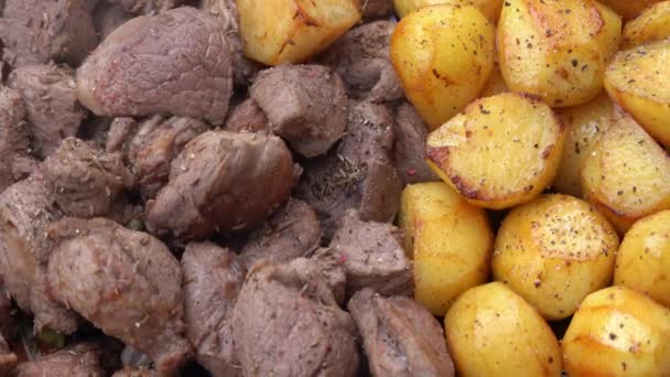 Carne deliziosa con patate alle spezie — Video Stock