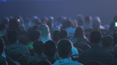 İş konferansına katılanlar oturup dinlesin.
