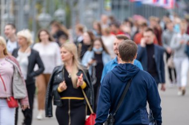 Sokakta bir sürü insan var. Yaz günü