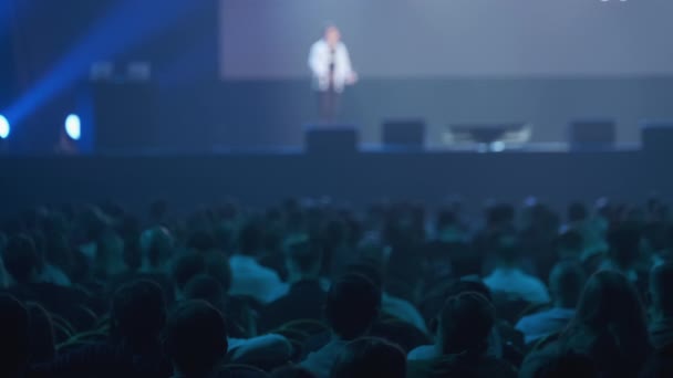 Audiencia escucha a conferenciante en taller — Vídeos de Stock