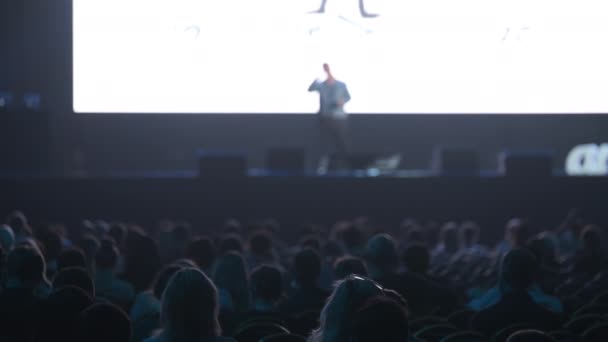 Publikum hört Dozent bei Workshop zu — Stockvideo