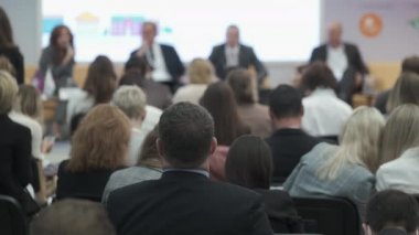 Seyirci hocayı dinler.