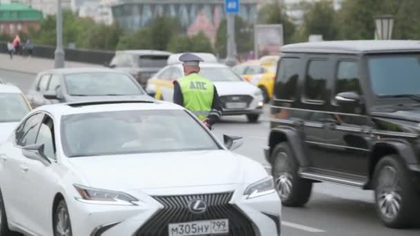 Ufficiale di polizia stradale lavora sulla strada principale in una grande città — Video Stock