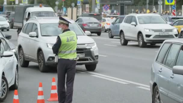 Ufficiale di polizia stradale lavora sulla strada principale in una grande città — Video Stock
