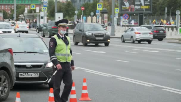 Αξιωματικός τροχαίας εργάζεται σε κεντρικό δρόμο σε μια μεγάλη πόλη — Αρχείο Βίντεο