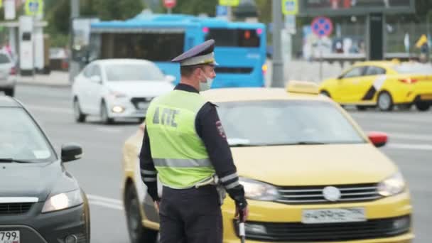 Verkeerspolitie werkt in een grote straat in een grote stad — Stockvideo