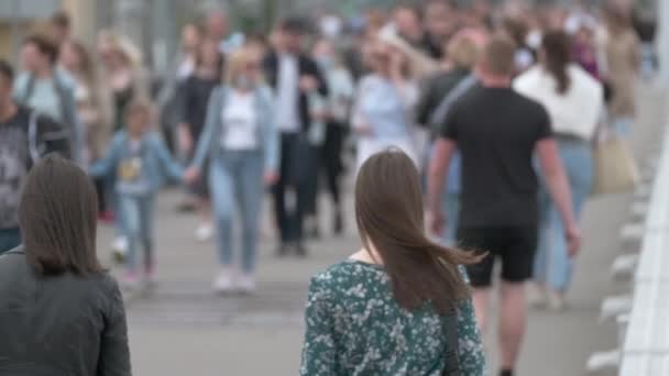 Tömegek vannak az utcán. Nyári nap — Stock videók