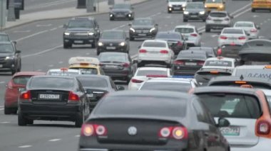 Şehir merkezindeki çok şeritli bir yolda trafik vardı.