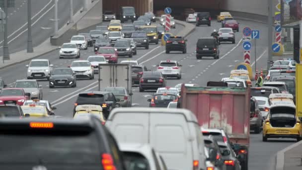 Tráfico en una carretera de varios carriles en el centro de la ciudad grande, tome del día — Vídeos de Stock