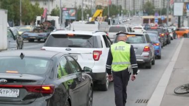 Trafik polisi büyük bir şehirde, ana caddede çalışıyor.