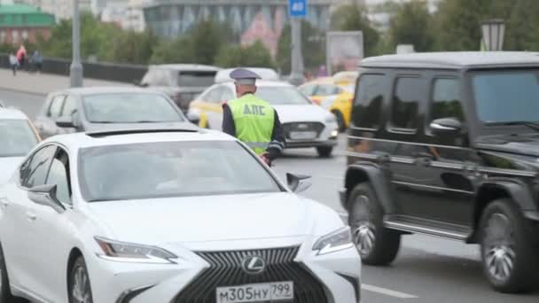 Поліцейський дорожній рух працює на головній вулиці великого міста. — стокове відео