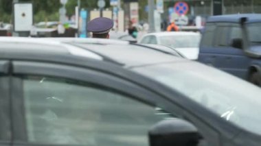 Trafik polisi büyük bir şehirde, ana caddede çalışıyor.