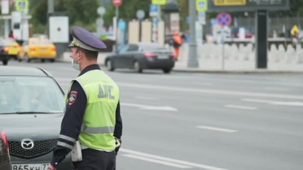 Közlekedési rendőr dolgozik a fő utcán egy nagyvárosban. — Stock videók