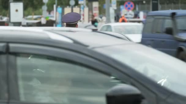 Policjant drogowy pracuje na głównej ulicy w dużym mieście. — Wideo stockowe
