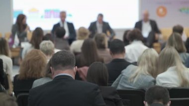 Seyirci hocayı dinler.