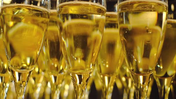 Bubblande champagneglas närbild — Stockvideo