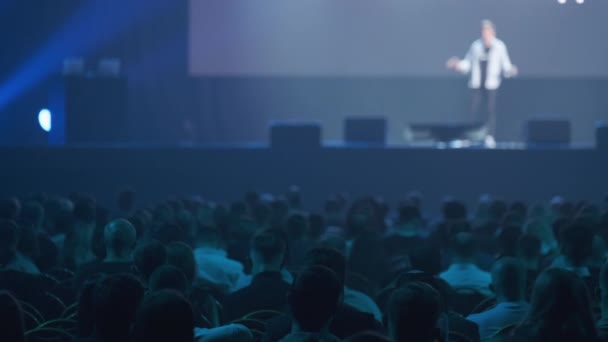 Publikum hört Dozent bei Workshop zu — Stockvideo