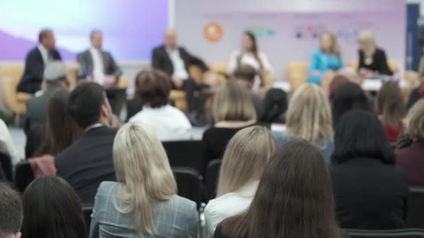 El público escucha al conferenciante — Vídeo de stock