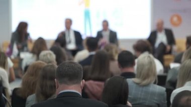 Seyirci hocayı dinler.