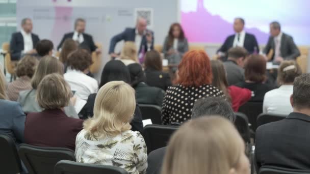 El público escucha al conferenciante — Vídeo de stock