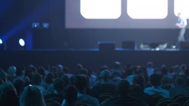 Seyirci atölyede öğretim görevlisini dinliyor