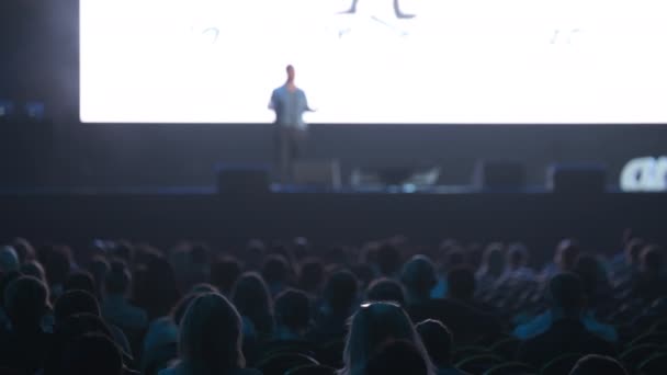 Publikum hört Dozent bei Workshop zu — Stockvideo