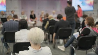 Seyirci hocayı dinler.