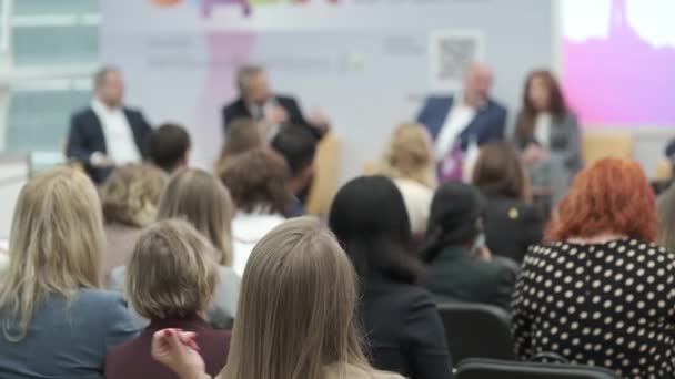 El público escucha al conferenciante — Vídeo de stock