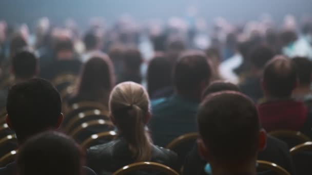 Los asistentes a la conferencia de negocios se sientan y escuchan — Vídeo de stock