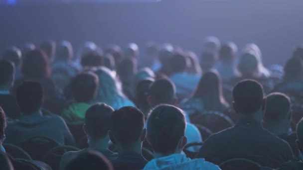 Audiencia escucha el discurso del profesor en la sala de conferencias — Vídeo de stock