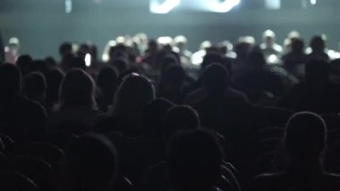 Seyirci siluetleri sahne ışıkları altında