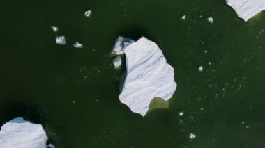 Yüzen buzlu donmuş nehir