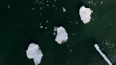 Donmuş deniz suyu, karlı deniz kıyısında yüzen buzla birlikte.