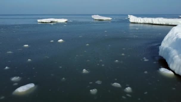 Landschap van de zee met drijvend gekraakt ijs — Stockvideo