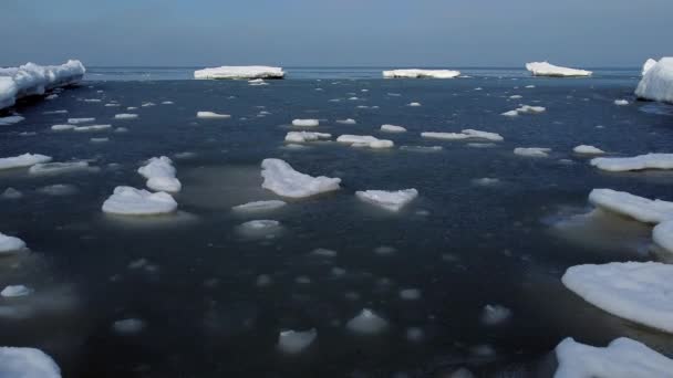 Πλωτό ραγισμένο πάγο σε κυματιστό θαλασσινό νερό — Αρχείο Βίντεο
