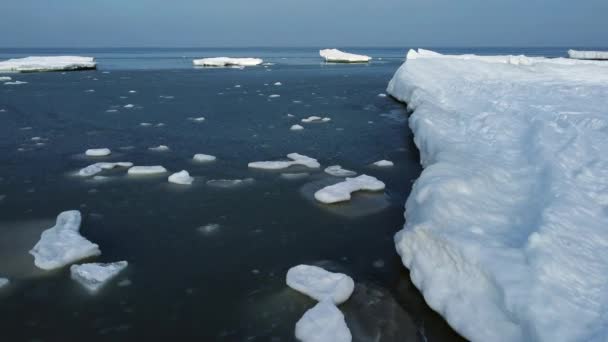 Cenário do mar com gelo rachado flutuante — Vídeo de Stock